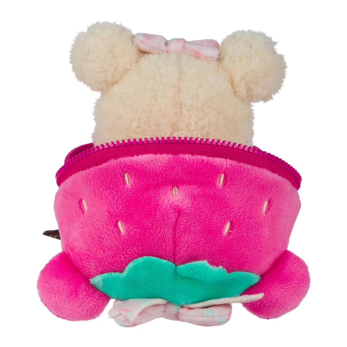 Rückseite eines Plüschtiers in Form eines Bären, der in einer rosa Erdbeertasche steckt