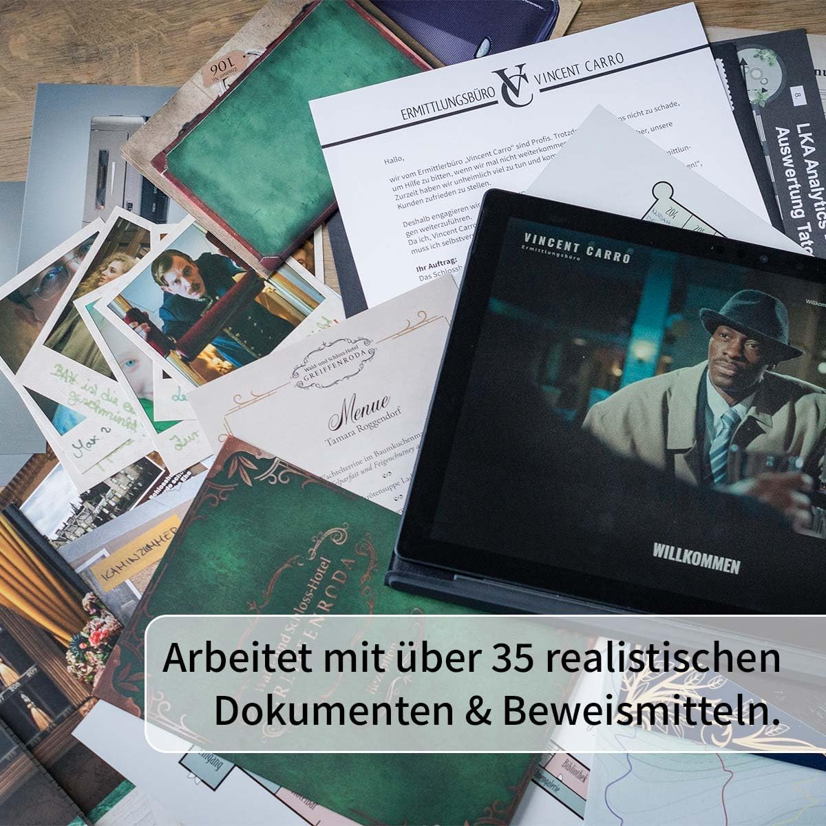 Eine Sammlung von Dokumenten und Beweismitteln, darunter Fotos, Briefe und ein Tablet mit einem Mann im Mantel