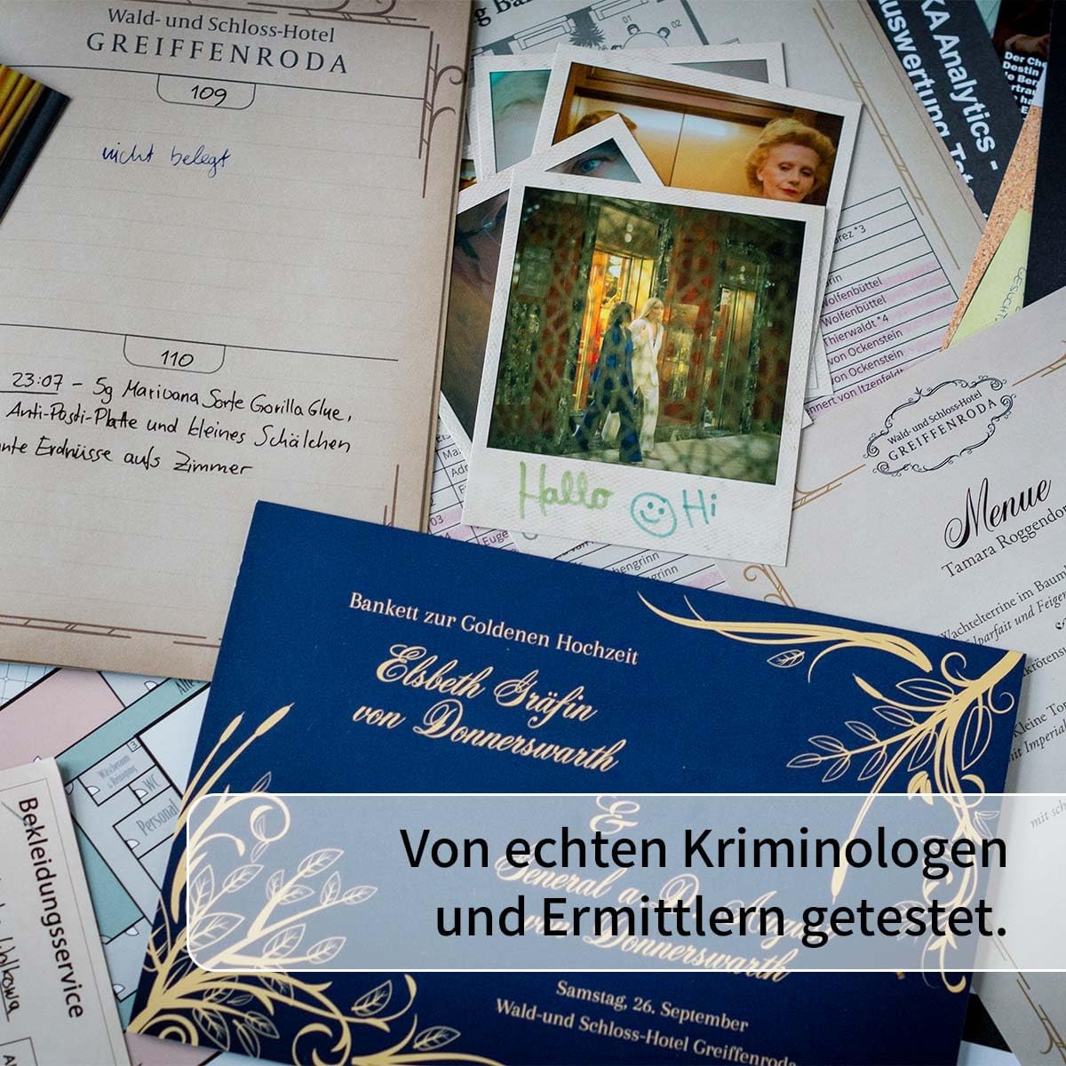 Eine Collage aus Dokumenten und Fotos, die auf einem Tisch ausgebreitet sind