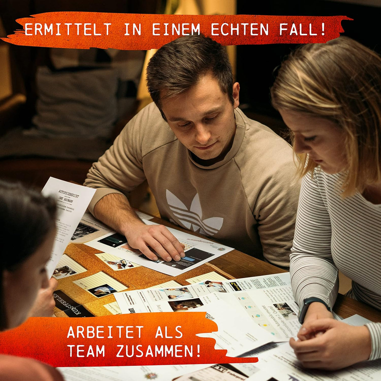 Drei Personen sitzen an einem Tisch und untersuchen gemeinsam Dokumente und Beweismaterial eines Kriminalfalls