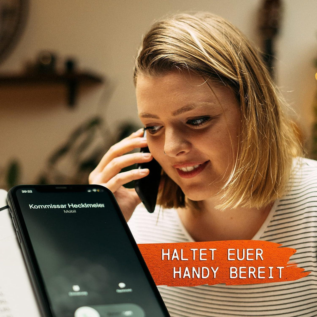 Frau telefoniert mit dem Smartphone und Textgrafik Haltet euer Handy bereit