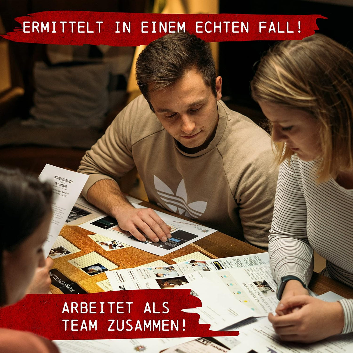 Drei Personen sitzen an einem Tisch und lesen gemeinsam Dokumente und Unterlagen eines Kriminalspiels