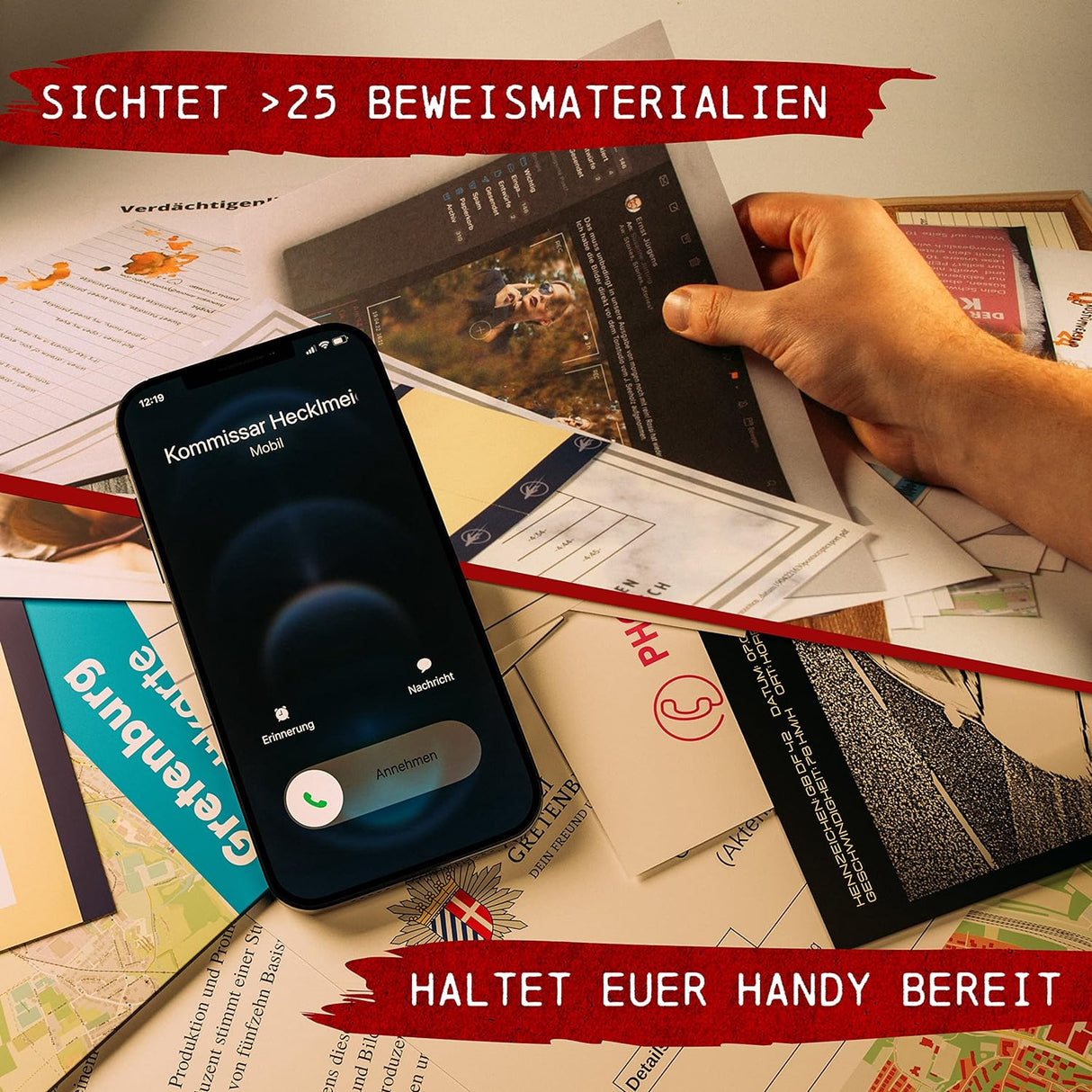 Smartphone mit eingehendem Anruf auf einem Tisch voller Dokumente und Beweismaterialien