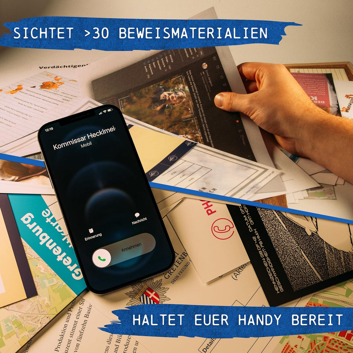 Hand haelt Smartphone mit eingehendem Anruf von Kommissar Hecklmeier ueber verstreuten Ermittlungsunterlagen