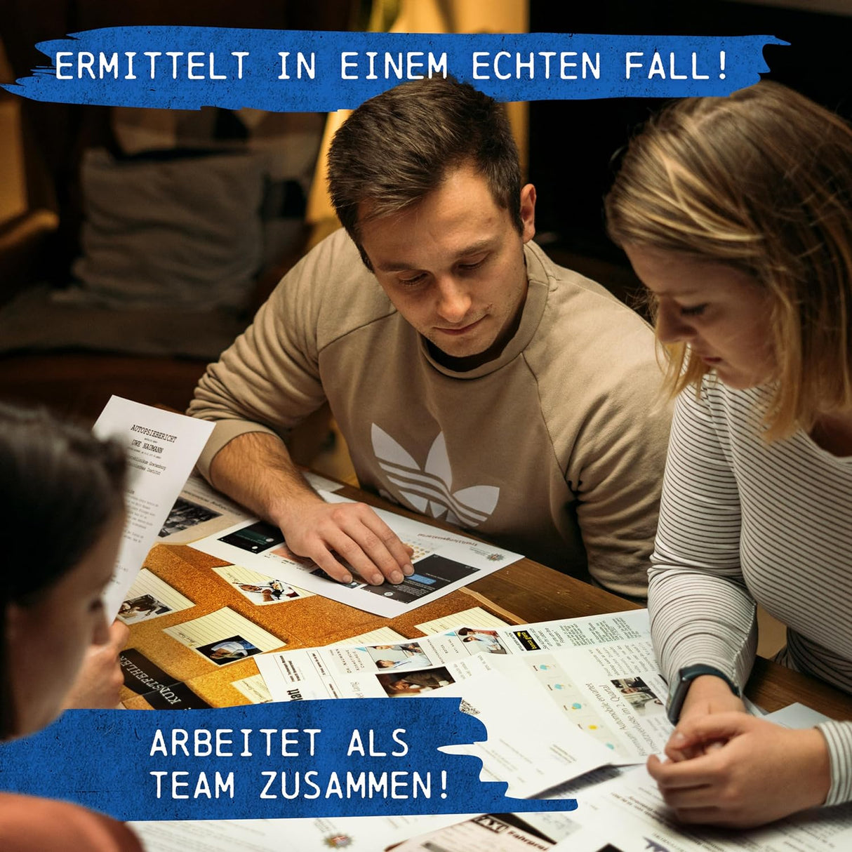 Drei Personen sitzen an einem Tisch und betrachten gemeinsam Dokumente und Unterlagen eines Kriminalfalls