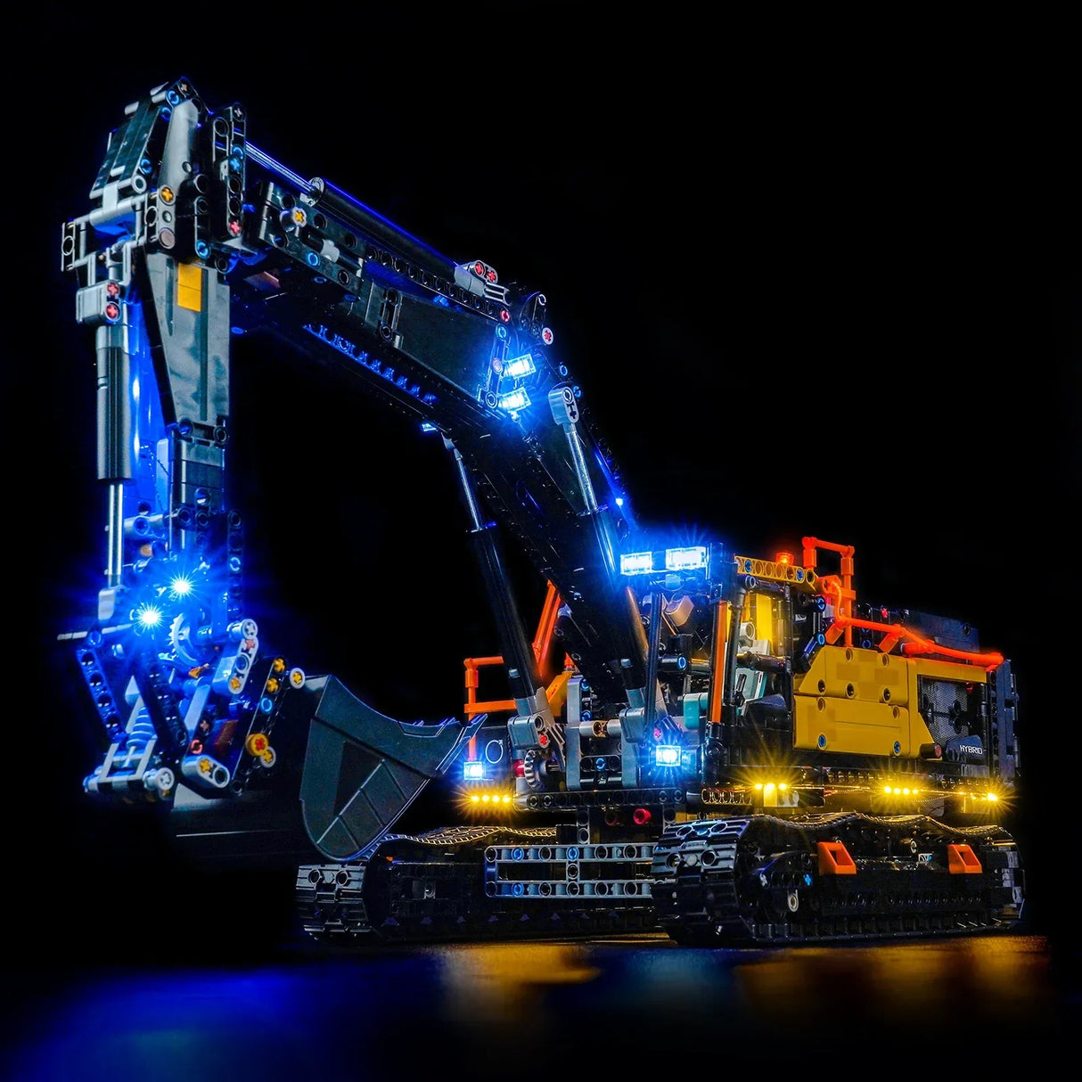 Ein Lego Technic Bagger mit blauen und gelben Lichtern auf schwarzem Hintergrund