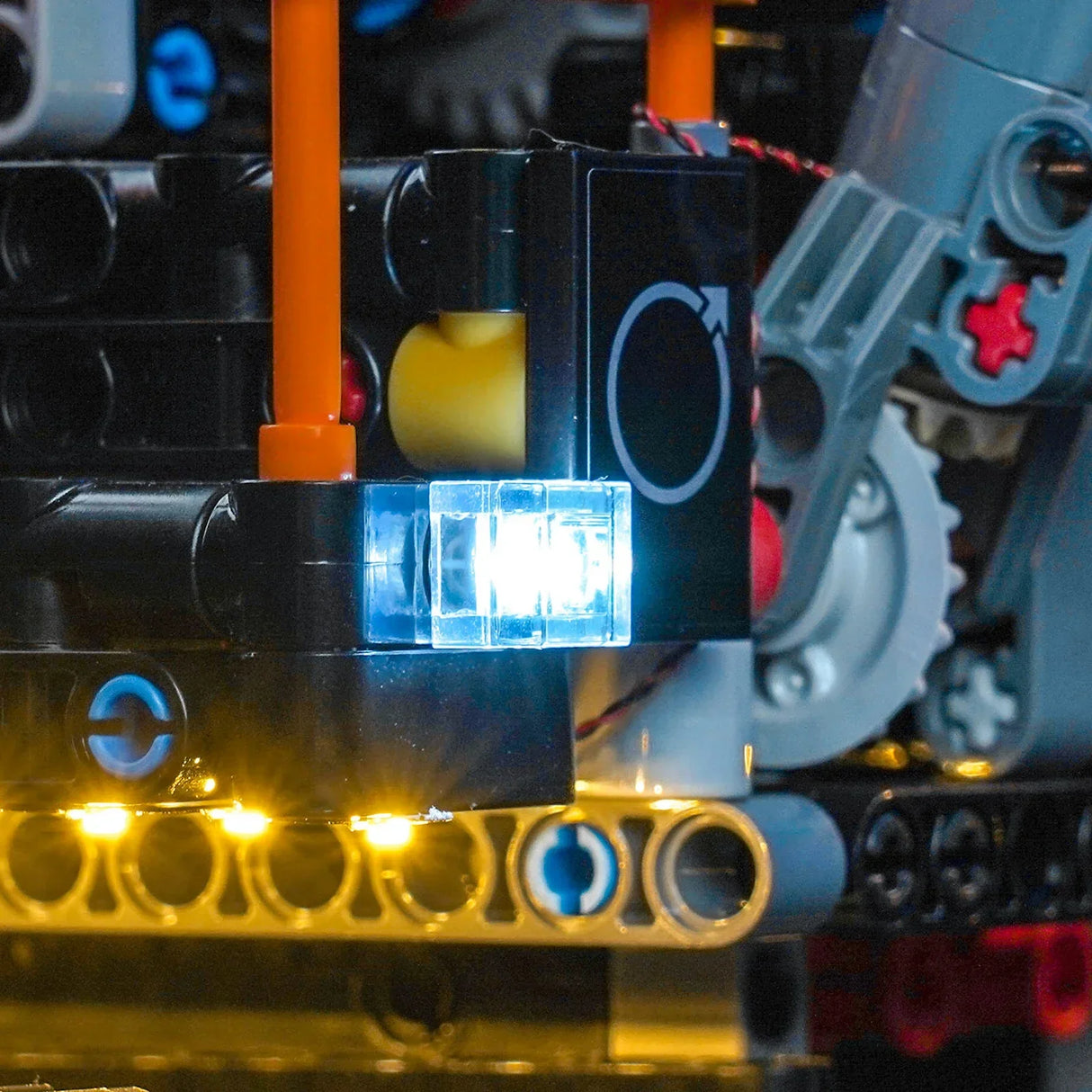 Nahaufnahme eines Lego-Modells mit leuchtenden blauen und gelben Lichtern