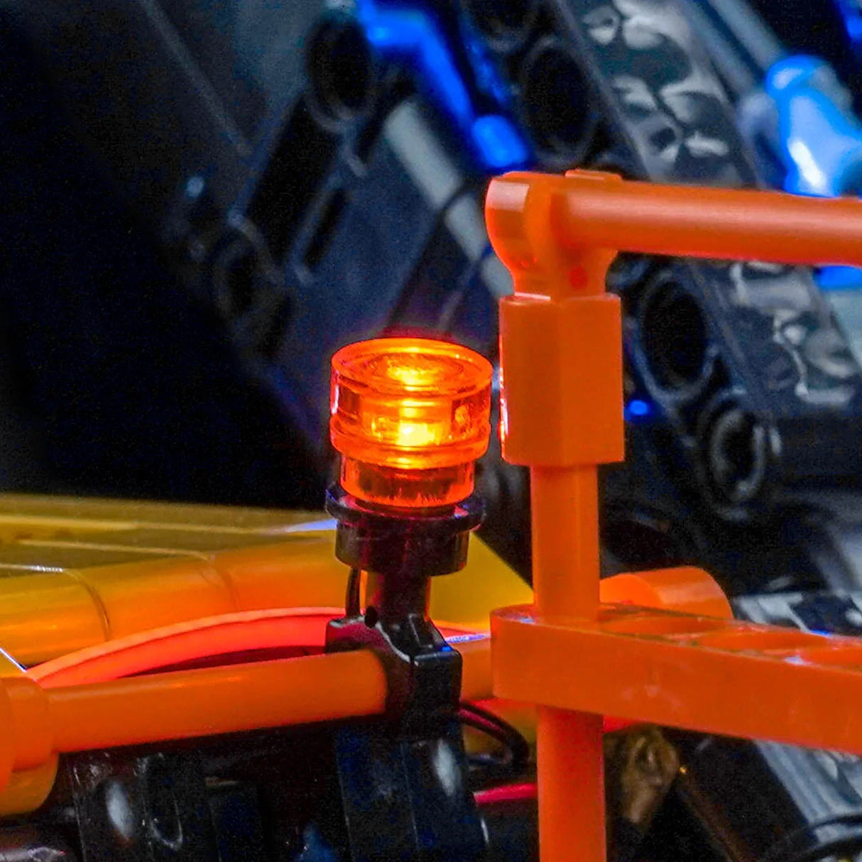 Nahaufnahme eines leuchtenden orangefarbenen Lichts auf einem schwarzen und orangefarbenen Modell