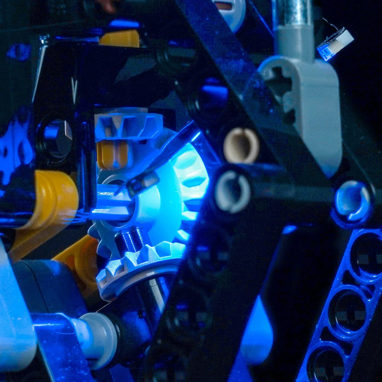Nahaufnahme eines Lego Technic Getriebes mit blauer Beleuchtung