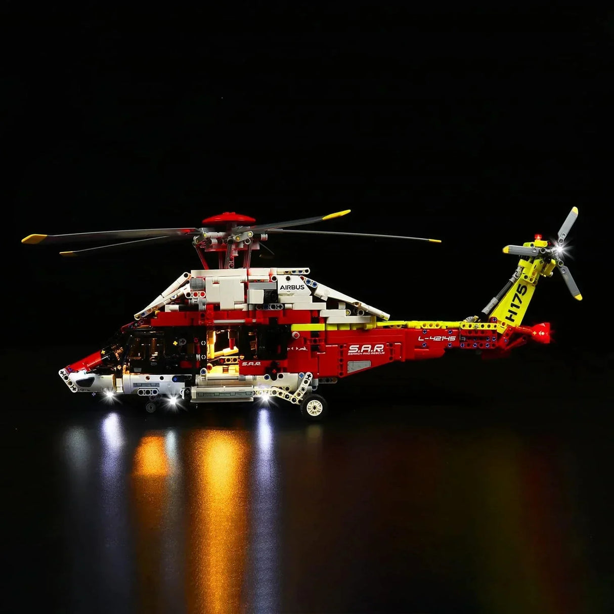 Beleuchtetes Lego Technic Airbus Rettungshubschrauber Modell vor schwarzem Hintergrund