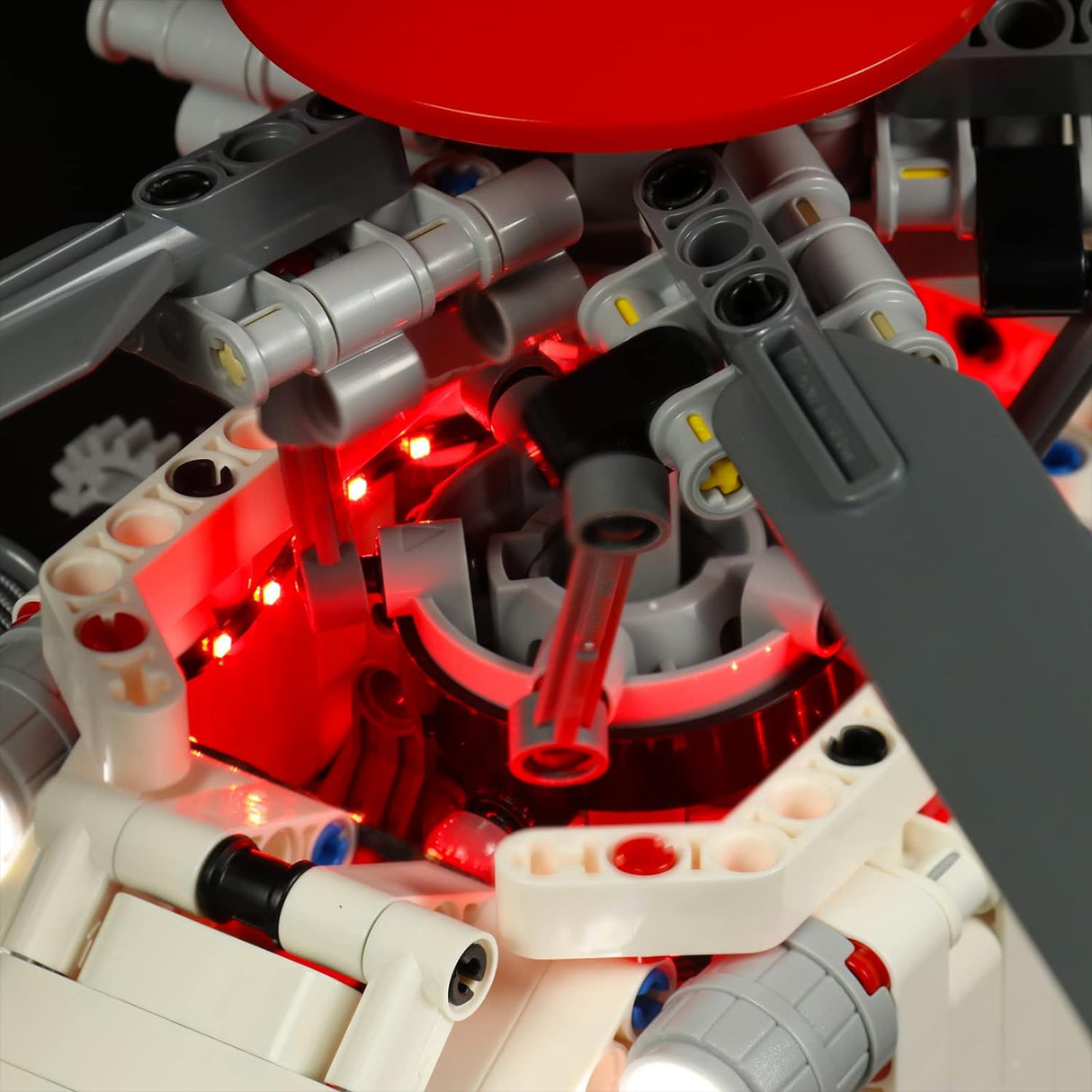 Detailansicht eines beleuchteten Klemmbaustein Modells mit roten LEDs