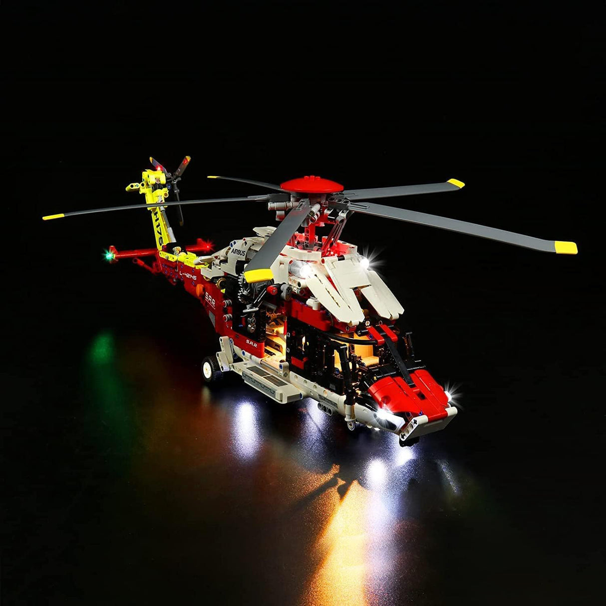 Beleuchtetes Airbus Rettungshubschrauber Modell aus Klemmbausteinen vor schwarzem Hintergrund
