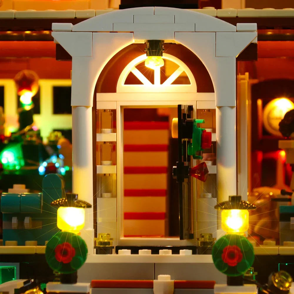 Beleuchteter Eingangsbereich eines Lego Gebaeudes mit zwei Laternen