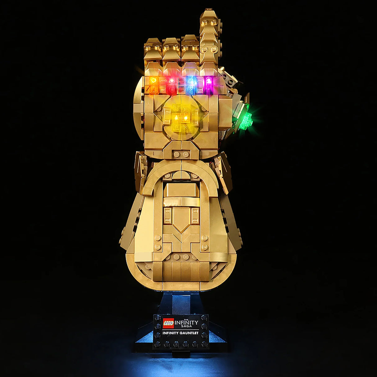 Goldener Lego Infinity Handschuh mit leuchtenden Infinity Steinen auf schwarzem Hintergrund