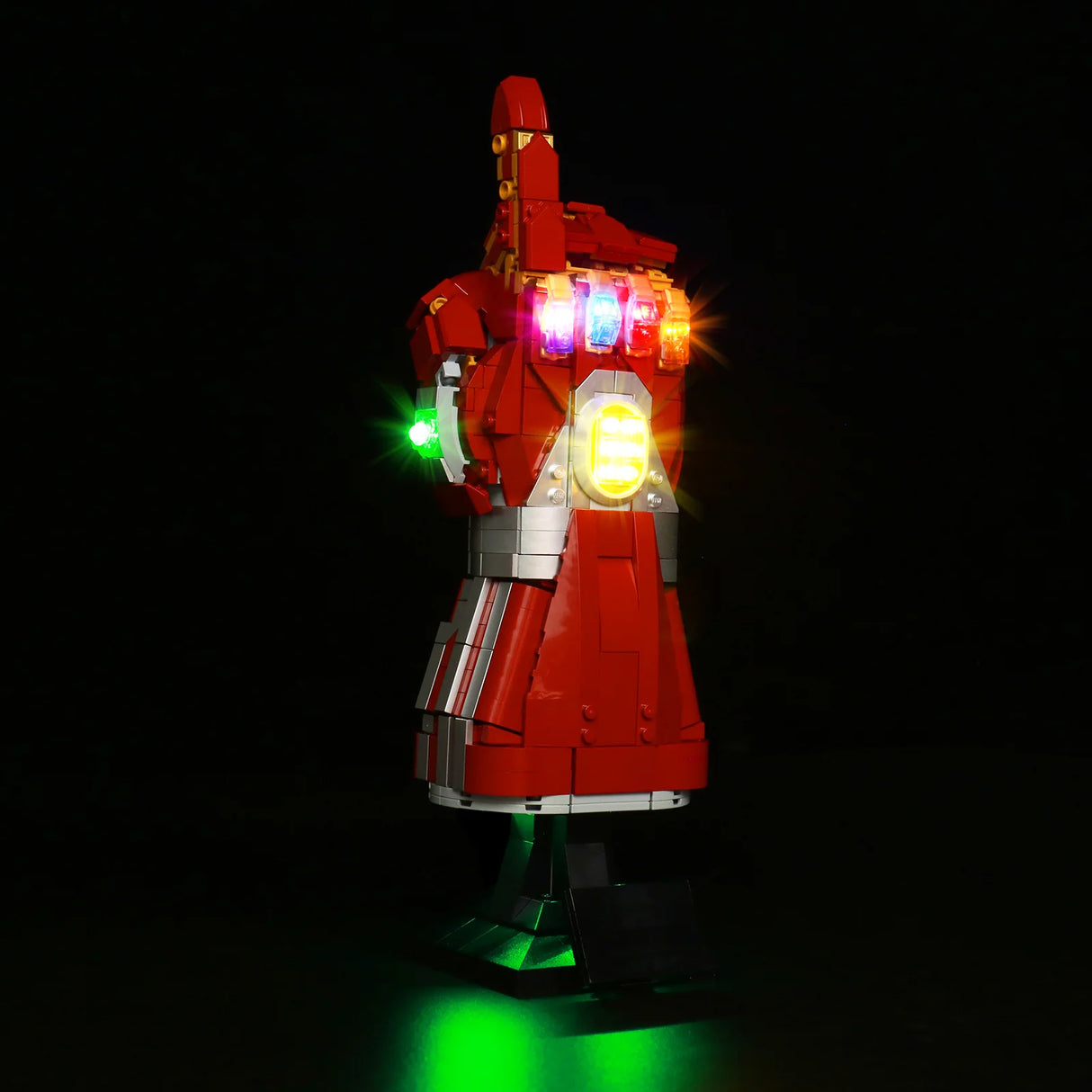 Beleuchteter Lego Iron Man Handschuh mit Infinity Steinen vor schwarzem Hintergrund