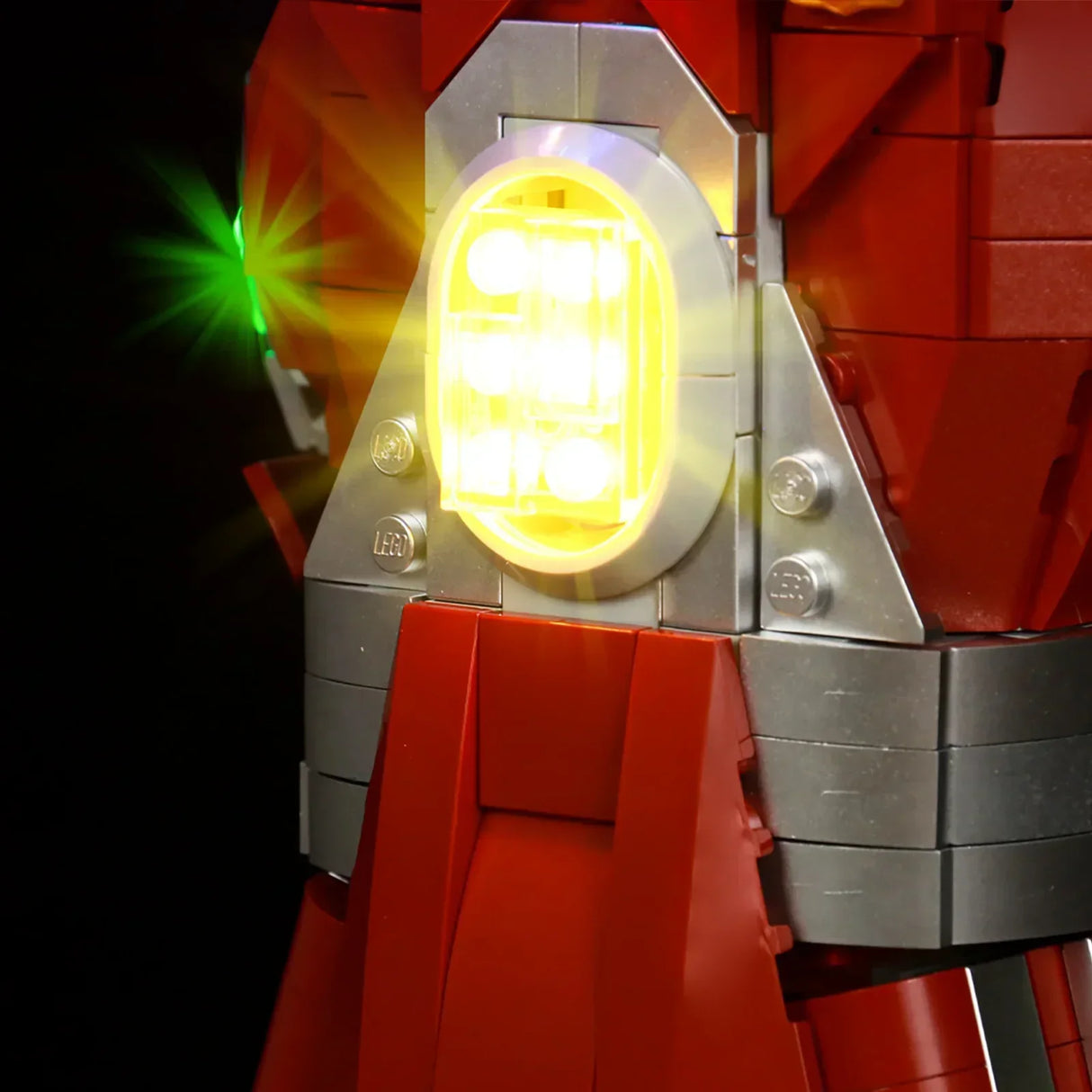 Nahaufnahme eines leuchtenden Arc Reaktors an einer roten Lego Iron Man Rüstung