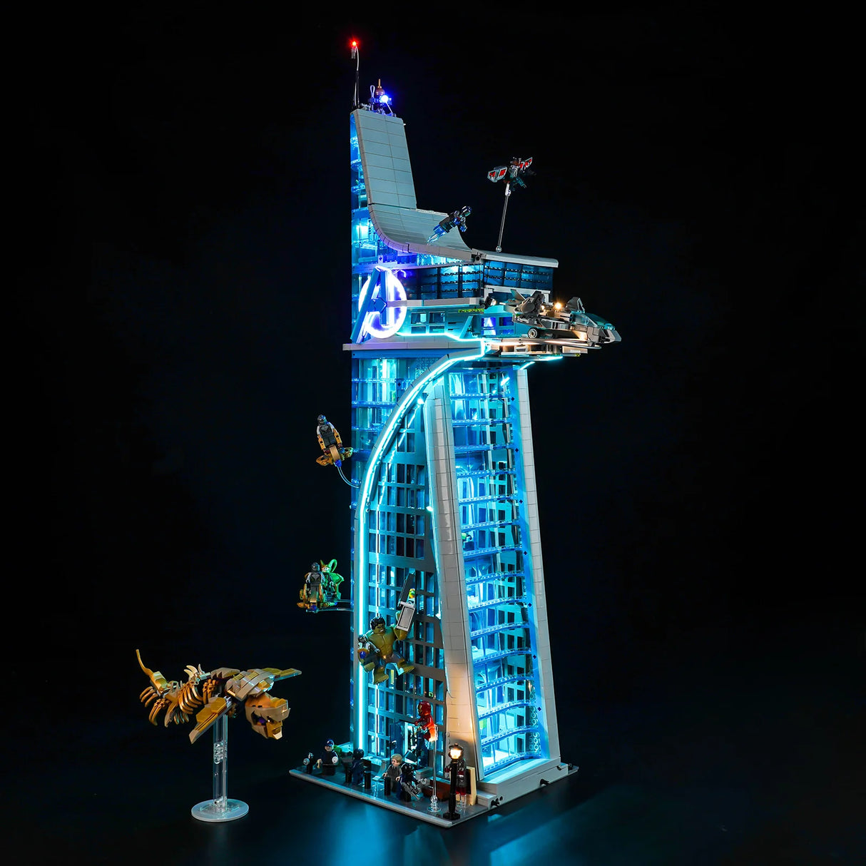 Beleuchtetes Lego Avengers Tower Modell vor schwarzem Hintergrund