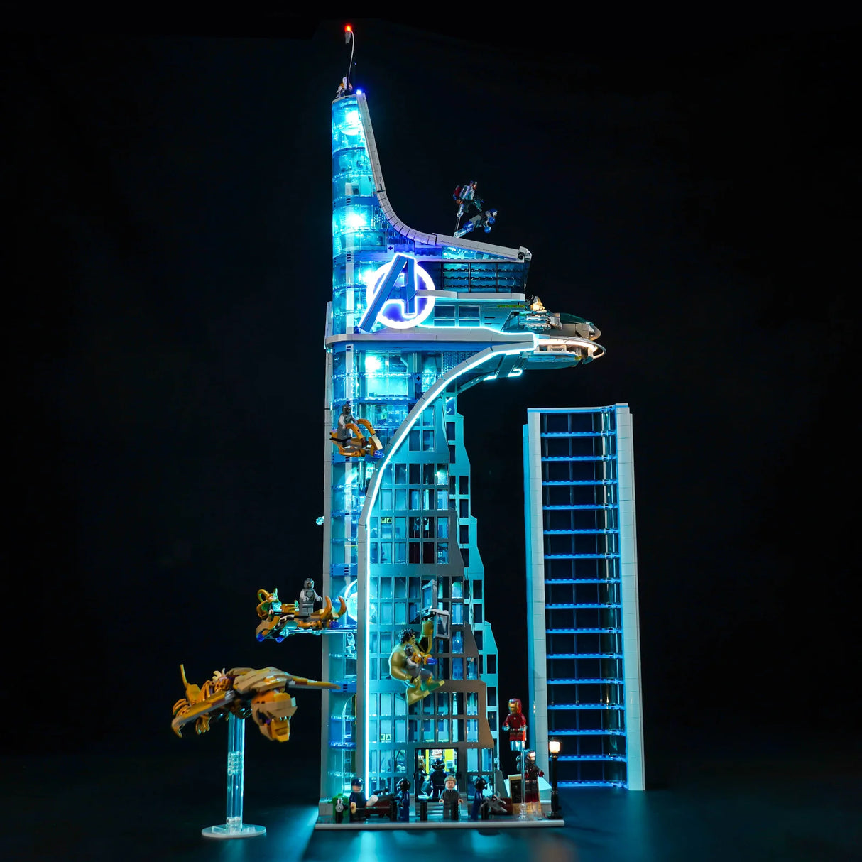 Beleuchtetes Lego Avengers Tower Modell mit Minifiguren vor schwarzem Hintergrund