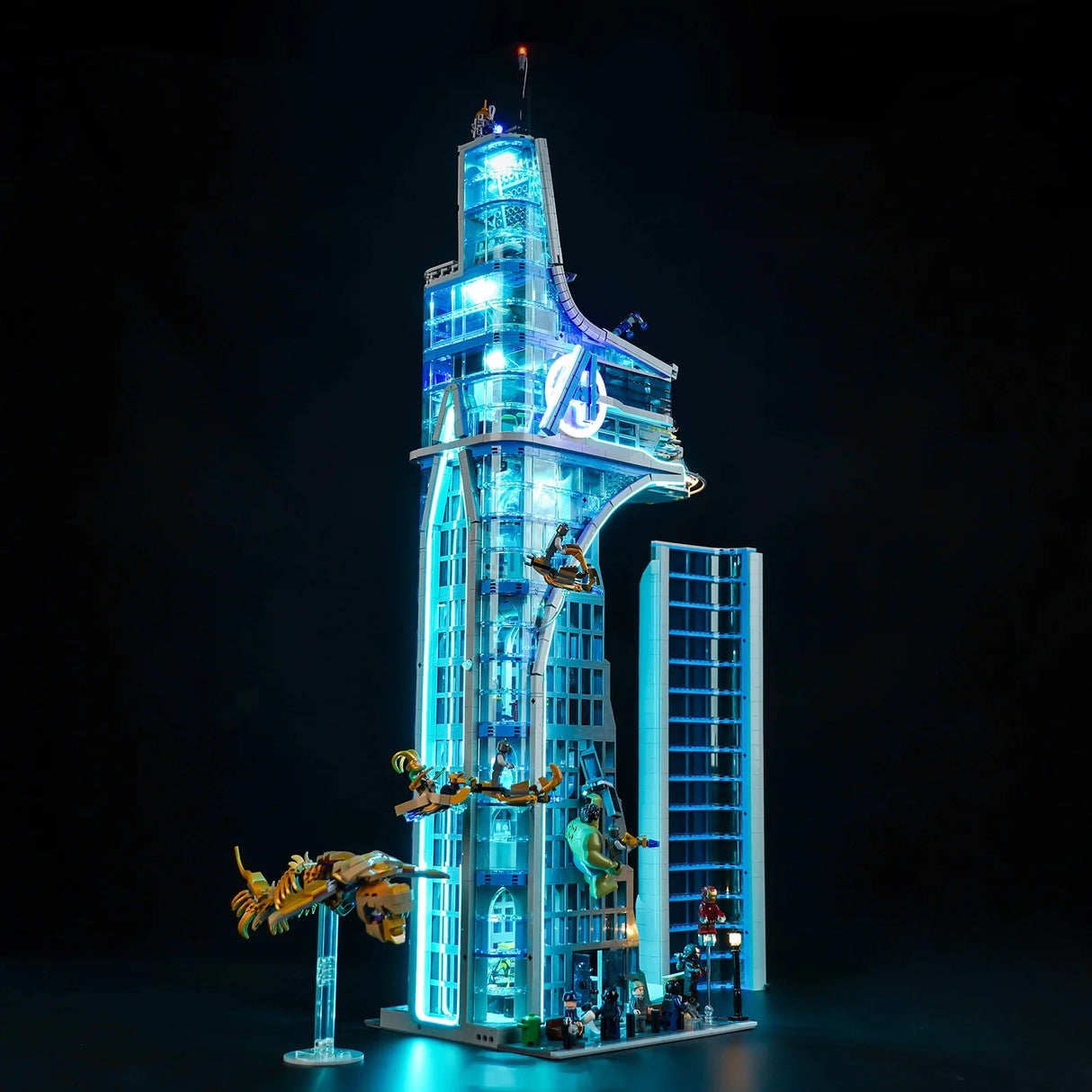 Beleuchtetes Lego Avengers Tower Modell mit Minifiguren vor schwarzem Hintergrund