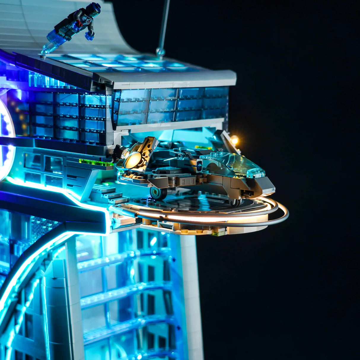 Beleuchtetes Lego Avengers Tower Modell mit einem kleinen Flugzeug auf der Landeplattform