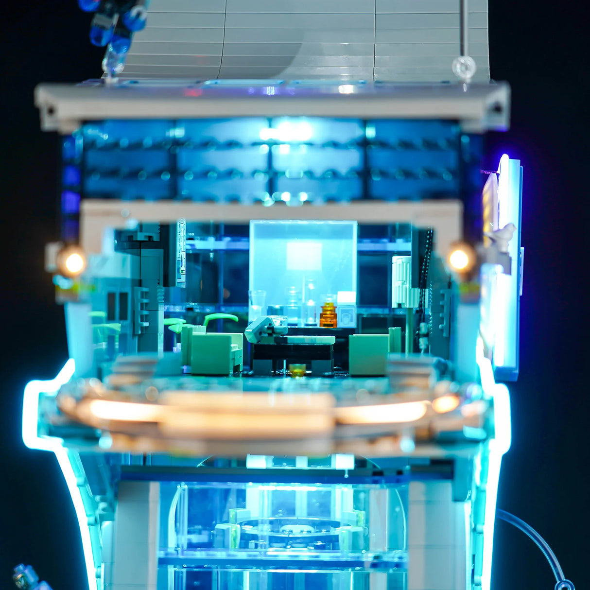 Beleuchtetes Lego Modell eines modernen Gebaeudeinterieurs mit blauen Lichteffekten