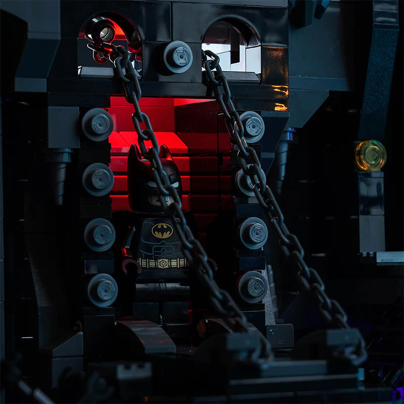 Batman Lego Minifigur in einer dunklen Konstruktion mit Ketten und roter Beleuchtung