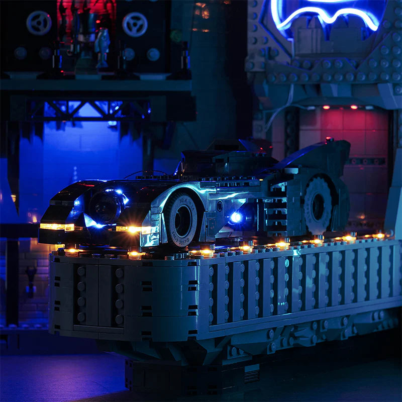 Beleuchtetes Lego Batmobil Modell auf einer Plattform
