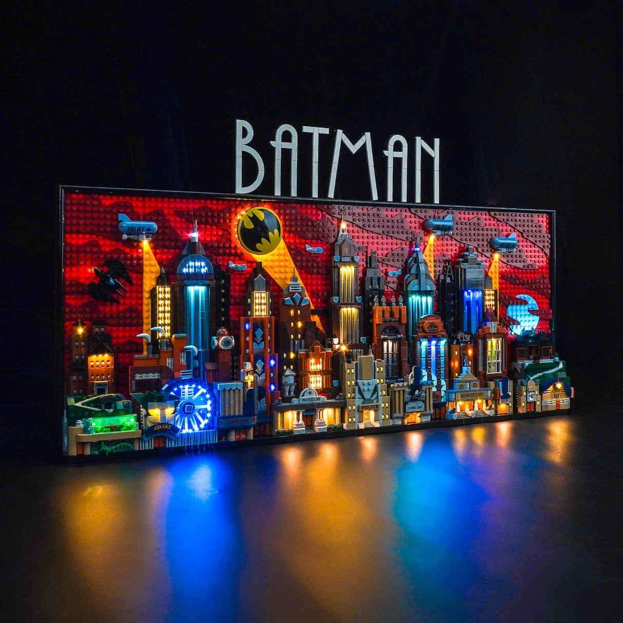 Beleuchtetes Batman Stadtmodell aus Klemmbausteinen vor schwarzem Hintergrund
