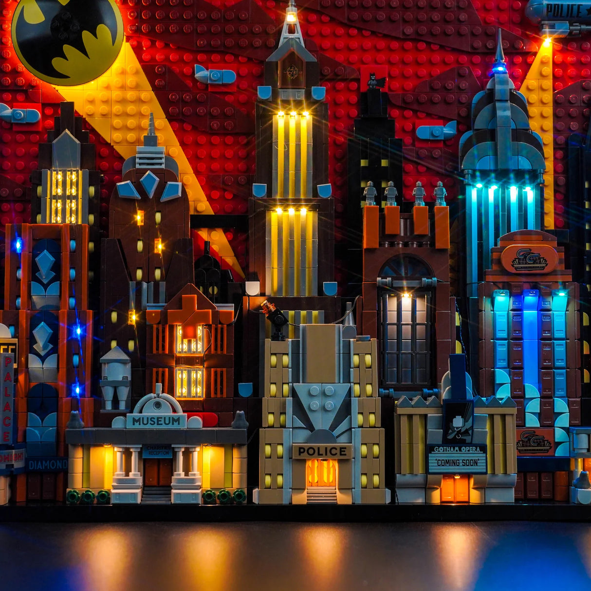 Beleuchtetes Lego Modell der Skyline von Gotham City mit Batman Logo