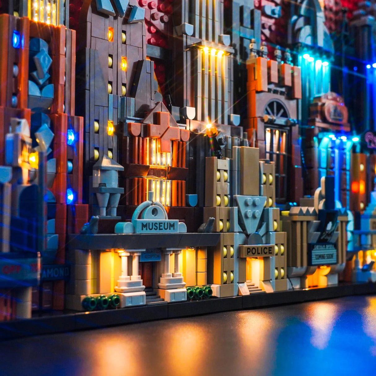 Beleuchtete Lego Stadtkulisse mit Museum und Polizeistation
