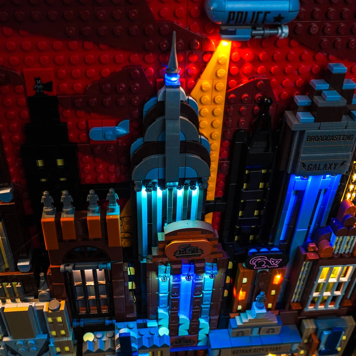 Beleuchtetes Lego Modell der Skyline von Gotham City mit Polizeihubschrauber