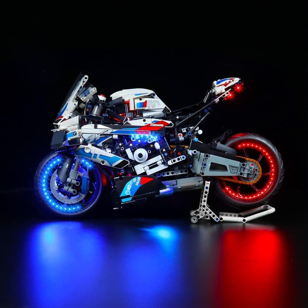 Lego Technic BMW Motorrad mit blauer und roter LED Beleuchtung auf schwarzem Hintergrund