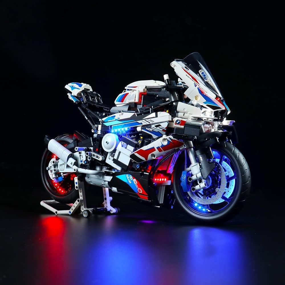 Lego Technic BMW M 1000 RR Modell mit blauer und roter LED Beleuchtung auf schwarzem Hintergrund