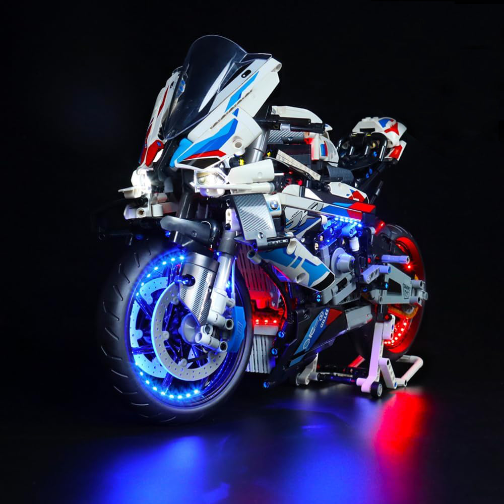 BMW Motorrad Modell aus Klemmbausteinen mit blauer und roter LED Beleuchtung vor schwarzem Hintergrund