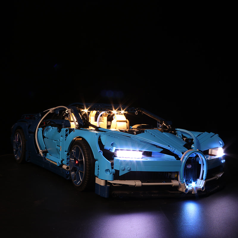 Beleuchtetes Lego Technic Modell eines blauen Sportwagens vor schwarzem Hintergrund