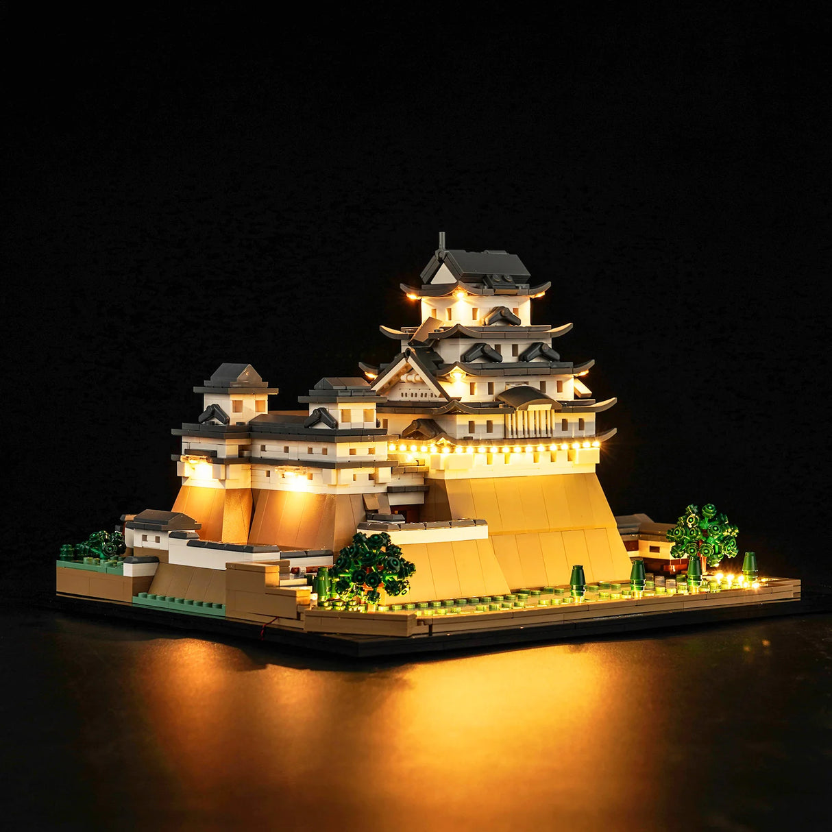 Beleuchtetes Lego Modell der Burg Himeji vor schwarzem Hintergrund