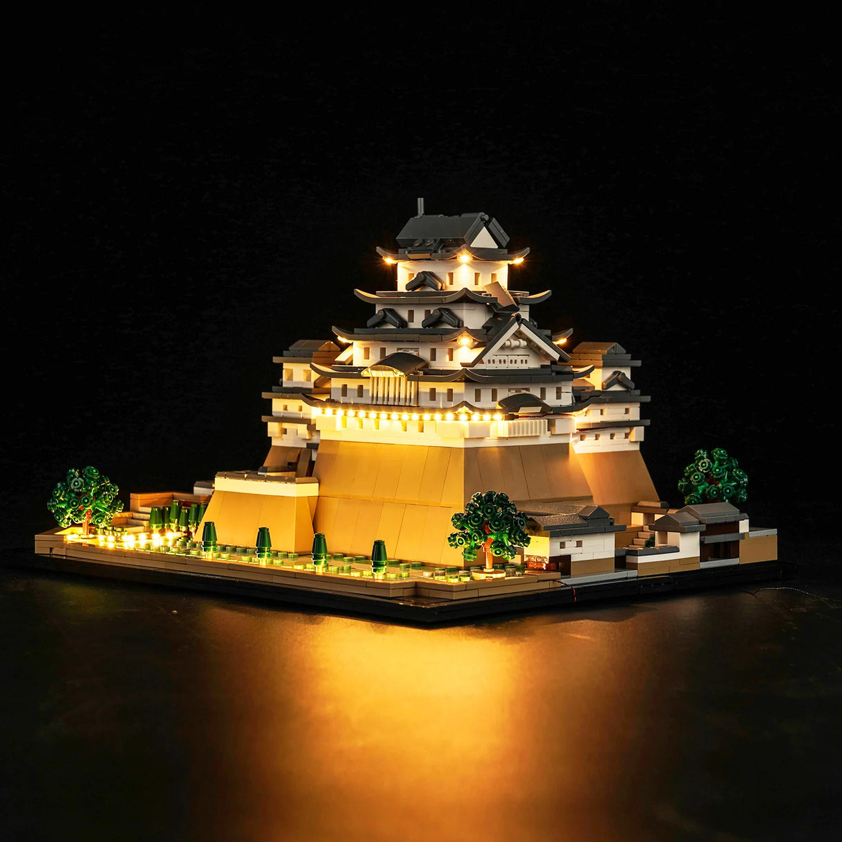 Beleuchtetes Lego Modell der Burg Himeji vor schwarzem Hintergrund