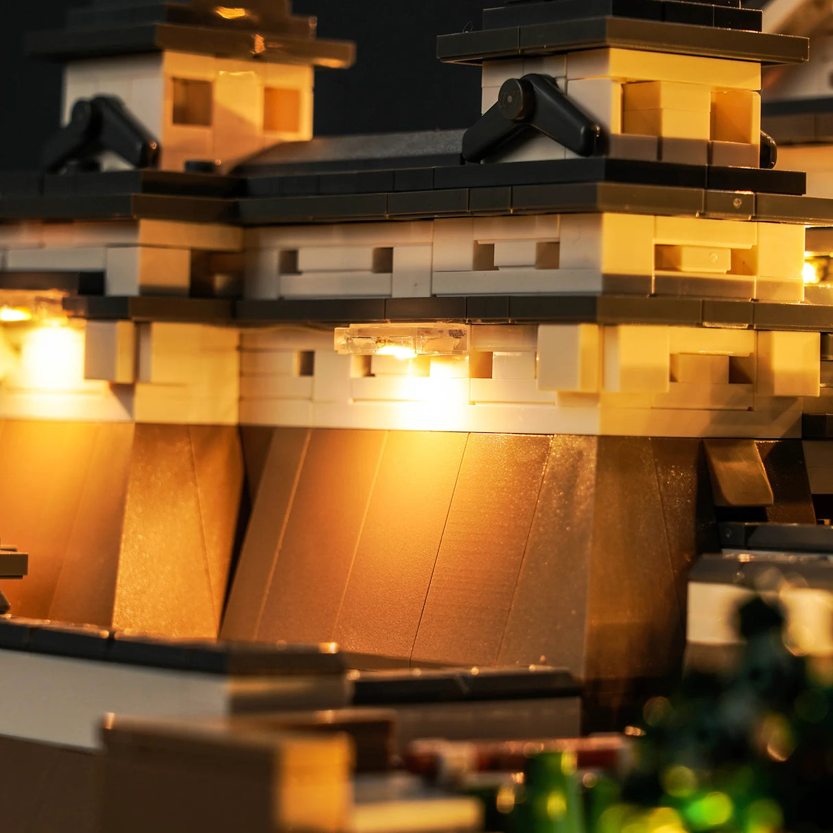 Beleuchtetes Modell einer japanischen Burg aus Klemmbausteinen