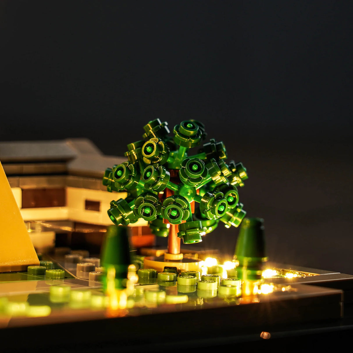 Beleuchteter Lego Baum in einer Miniaturlandschaft