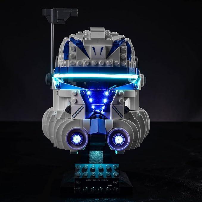 Beleuchteter Lego Captain Rex Helm auf einem schwarzen Sockel