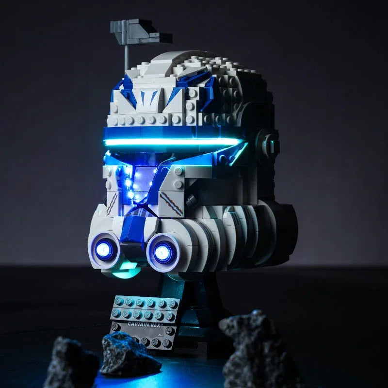Beleuchteter Lego Star Wars Captain Rex Helm auf einem Ständer
