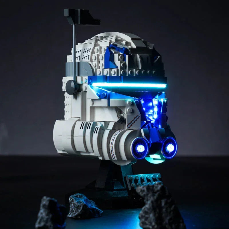 Beleuchteter Lego Star Wars Captain Rex Helm auf einem schwarzen Sockel