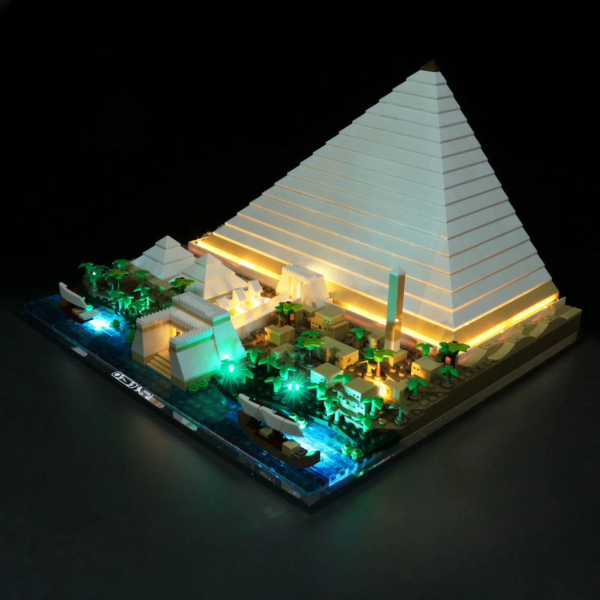 Beleuchtetes Lego Modell einer ägyptischen Pyramide mit Nil und Palmen