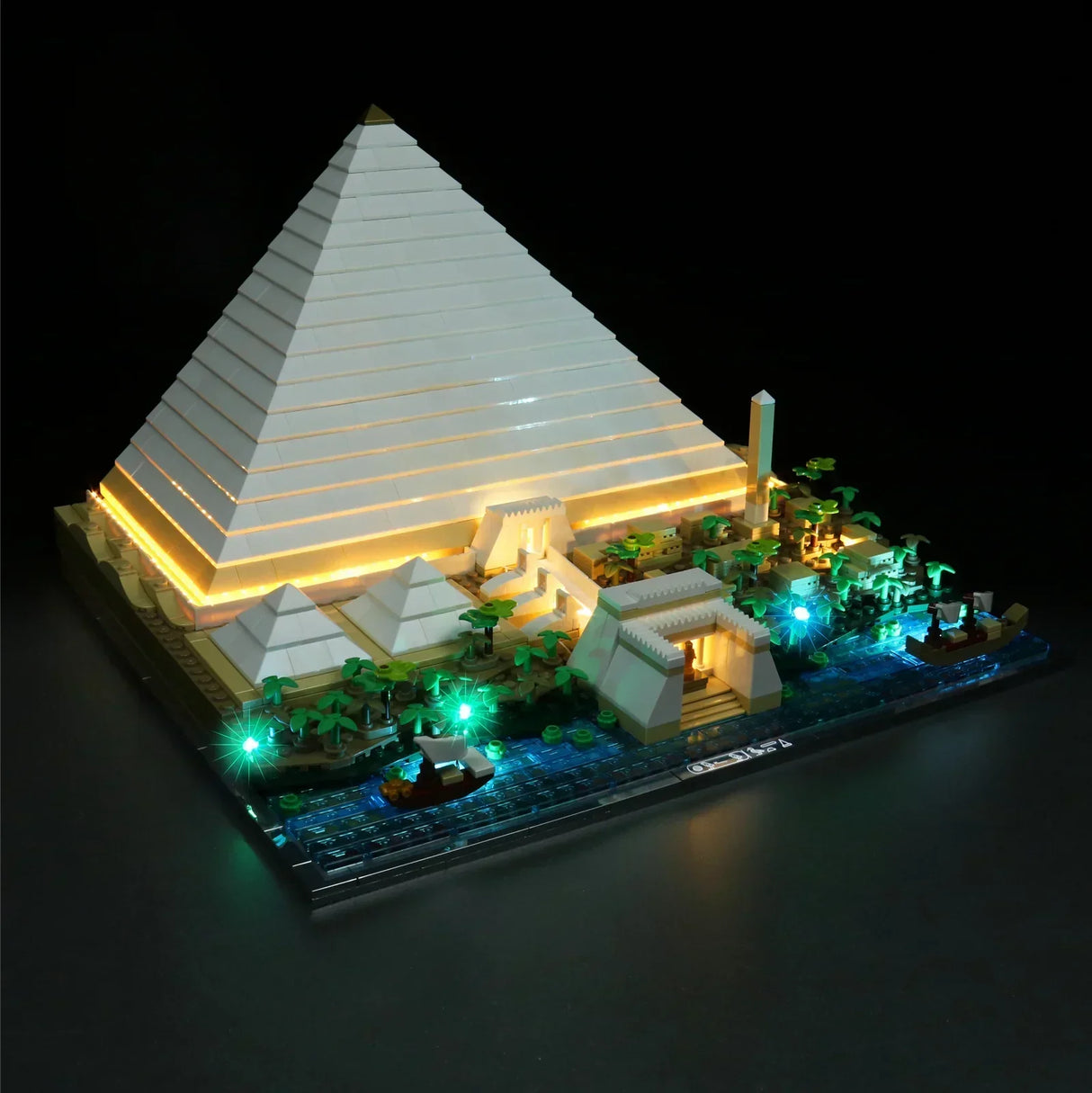 Beleuchtetes Lego Modell der Cheops Pyramide mit Nil und kleinen Booten
