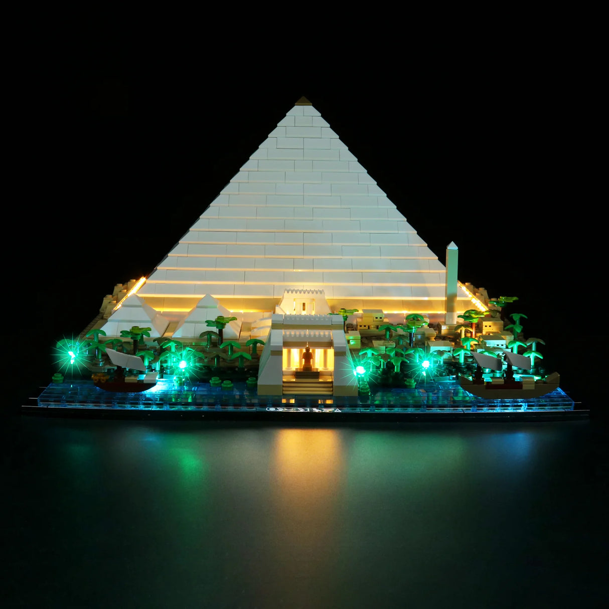 Beleuchtetes Lego Modell der Cheops Pyramide mit Nil und Booten vor schwarzem Hintergrund