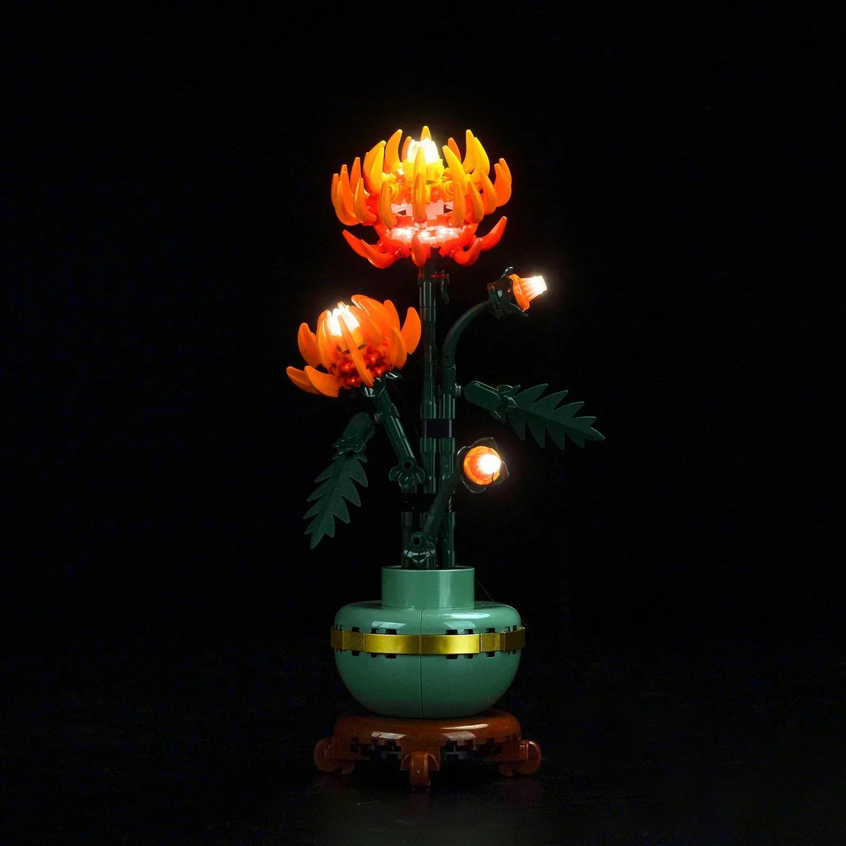 Beleuchtete Lego Blume in einer Vase vor schwarzem Hintergrund