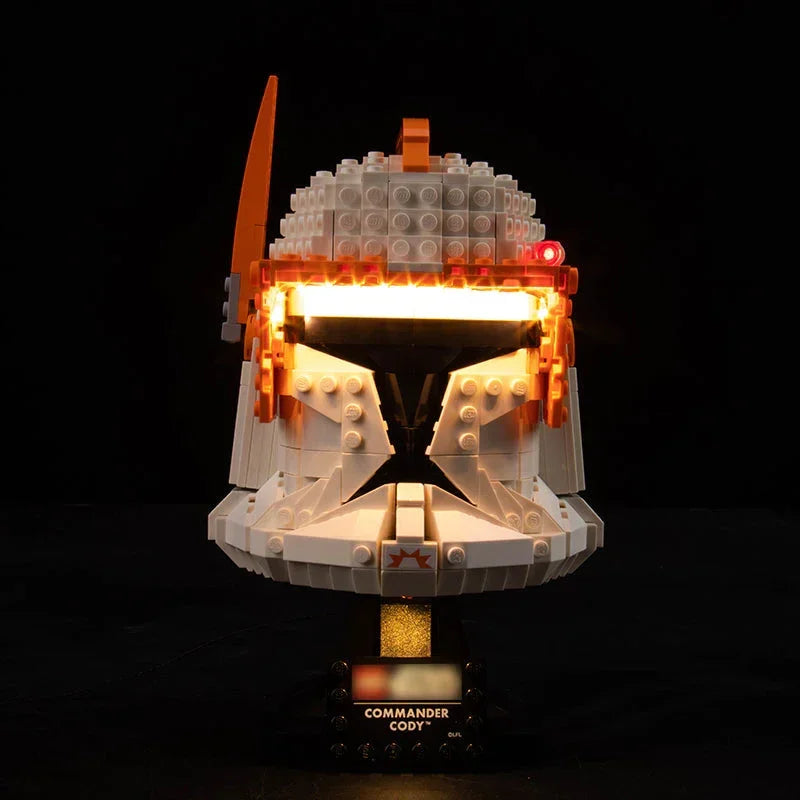 Beleuchteter Lego Helm von Commander Cody auf einem schwarzen Sockel