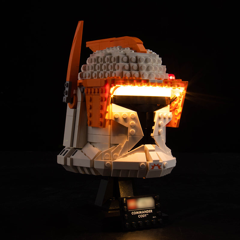 Beleuchteter Lego Star Wars Helm von Commander Cody auf einem schwarzen Sockel