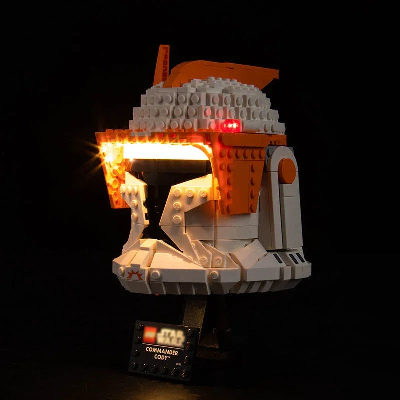 Beleuchteter Lego Star Wars Helm von Commander Cody auf schwarzem Hintergrund