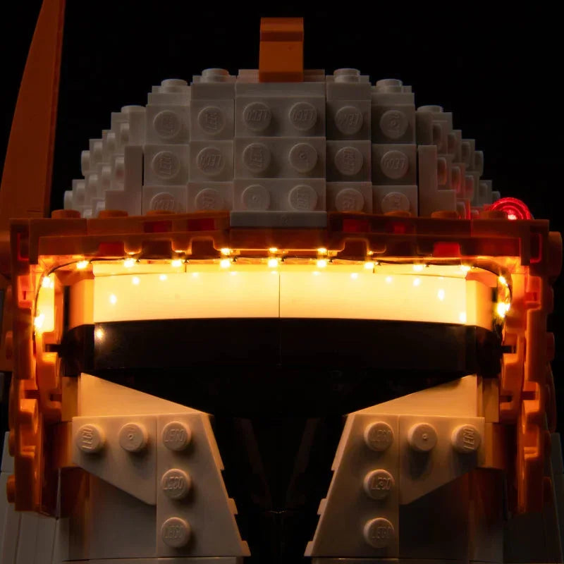 Beleuchteter Lego Helm vor schwarzem Hintergrund